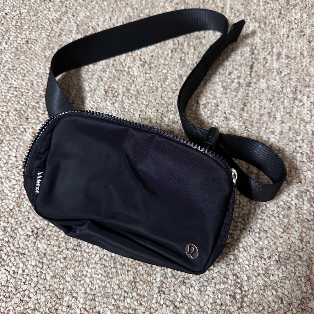Lululemon Everywhere belt bag